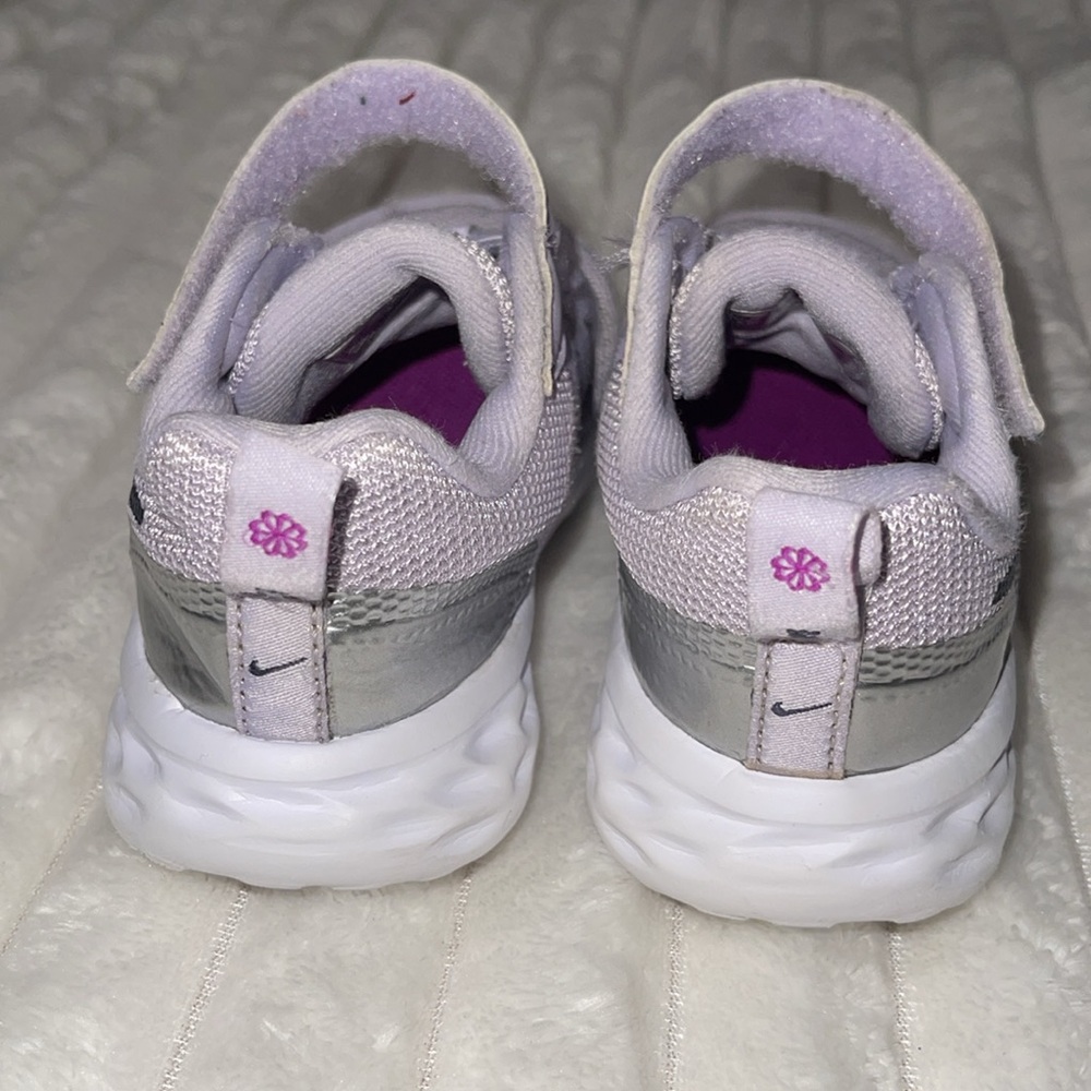 Nike Kids Sneakers in Light Purple and Black - Picture 5 of 8